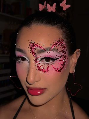 BUTTERFLY MAKEUP 🦋💖✨ Had to share the lowlight from this look. THE GLITTER ✨ When I saw this butterfly makeup look @Sophia Sinot created on the queen @Zara Larsson I knew I had to recreate it! It was SCREAMING my name. I bet y’all didn’t know I could still get down like this. Obsessed with look ✨