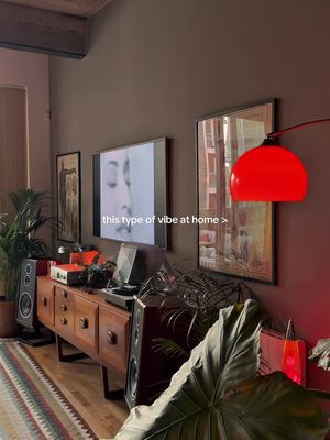 Sade, pasta cooking and chill vibes 🕯️🏜️🍝 #homedesign #midcenturymodern #interiordesign #homeinspo #sade 