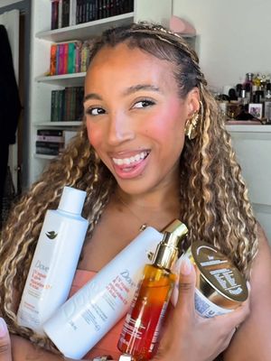 On pense à protéger notre peau du soleil… mais nos cheveux ? ☀️👀 La gamme  @Dove Beauty & Personal Care UV Repair & Glow fait maintenant partie de ma routine estivale. ✨  #dovecanada #doveuvrepairandglow 