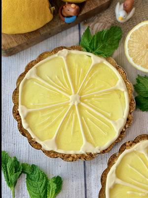 ✨Publi 💛Tarta de limón y queso🍋 🍋INGREDIENTES: - 150 gr de galletas Digestive de Galleteca - 50 gr de mantequilla Dia Láctea - 250 gr de queso de untar natural Dia Láctea - 1 yogur sabor limón Dia Láctea - 50 gr azúcar blanco - Zumo de 1 limón - Ralladura de 1/2 limón - 50 ml de leche entera Dia Láctea - 5 gr de gelatina neutra hidratada en 30 ml de agua - 200 ml de nata para montar Dia Láctea - 100 ml de agua caliente - 1/2 sobre de gelatina de limón - 50 gr de chocolate blanco Temptation 🍋ELABORACIÓN: ➖ Tritura las galletecas hasta conseguir un polvo fino y mézclalas con la mantequilla derretida ➖ Presiona y cubre la base del molde y déjalo en la nevera mientras preparamos e relleno ➖ Calienta la leche 30 segundos al microondas y disuelve la gelatina previamente  hidratada en agua ➖ Añádelo a la mezcla de queso de untar, yogur de limón, azúcar, zumo y ralladura de limón ➖ Incorpora nata para montar y bate con ayuda de unas varillas hasta que espese y quede cremoso ➖ Vierte en el molde sobre la capa de galleta y llévalo a la nevera 20 minutos ➖ Disuelve gelatina de limón en agua caliente, espera a que temple un poco (y no esté muy caliente) y vierte sobre el relleno de la tarta. ➖ Llévala de nuevo a la nevera 1 hora más y decora con chocolate blanco derretido @Dia_esp #DiaSupermercado #EnSerioMuyBien
