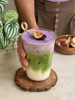 the flavor pairing you didn’t know you needed🍵💜 a fig matcha latte topped with ube coconut cream, tied together with @Califia Farms Organic Coconutmilk for a creamy, smooth finish #CalifiaPartner  🥥 fig syrup: slice 3 figs in half and add it to a pot with 1/3 cup sugar and 1/3 cup water. simmer over medium low heat for 10 minutes, then strain the syrup. set aside and let cool 🥥 whisk 1 1/2 tsp matcha powder with 45ml warm water until smooth 🥥 ube cream: froth 40ml coconut cream, 1/2 tsp sugar, and a splash of ube extract until combined 🥥 fill a glass with ice and add desired amount of fig syrup. pour in 1/2 cup Califia Farms Organic Coconutmilk and layer the matcha on top 🥥 top with the ube cream and garnish with a fig slice