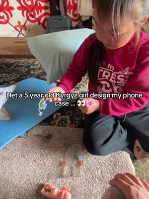 I was so surprised 👀😍 Would you let her do your phone case? 🌸 #kyrgyzstan #talent #solotravel #vlogtravel #centralasia 