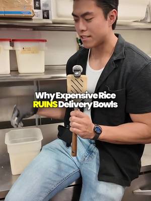 Ever wonder why we skip high-end short grain rice? 🤔 Honestly, one tiny water mistake and the whole batch turns to mush. We stick with a solid medium grain 🌾: soft, fluffy, and forgiving enough to keep our bowls 100% consistent every single day 🥣 #bowlsofrice #rice #ingredientes 
