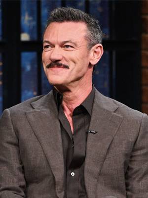@Luke Evans reveals the most challenging part of his outfit in @Rocky Horror on Broadway 👠
