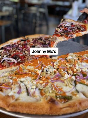 You’re going to want a pizza after this. 🍕🤤 The hardest decision? New York-style or Chicago deep dish. Lucky for you, you don’t actually have to choose at Johnny Mo’s.  Pro tip: If you find yourself ordering pizza often, check out the Johnny Mo’s Membership Club. For $99/year, you’ll get a free medium cheese or pepperoni pizza every month, 20% off one order every week, plus the flexibility to upgrade your pizza or add toppings. Members save over $230 a year! Which team are you: 🍕New York or 🍕Chicago? #seattlerestaurants #seattlefoodie #seattlepizza #chicagodeepdish #newyorkpizza 