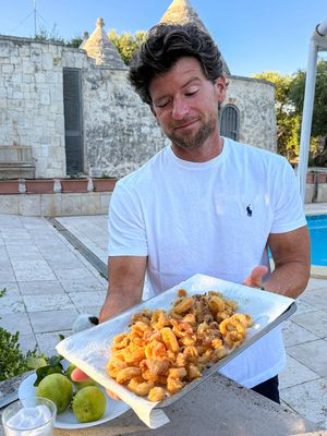 My wife says I make the best fried calamari, and fried calamari is the ultimate Italian appetizer! If you make it this way, it’ll taste just like the fried calamari in Italy🇮🇹 No heavy batter, no unnecessary seasonings, just light, crispy calamari with a squeeze of fresh lemon 🍋  Ingredients: 1 lb fresh calamari 1 cup fine semolina flour 1 cup 00 flour Salt, to taste 1 lemon, cut into wedges Sunflower oil, for frying Instructions: 1. Rinse and clean the calamari, cutting the bodies into rings. 2. Toss the calamari with the semolina and 00 flour, shaking off any excess. 3. Fry in hot sunflower oil for 2–3 minutes, until lightly golden and crisp. 4. Season with salt and serve with fresh lemon wedges. #italianfood #easyrecipe #fy 