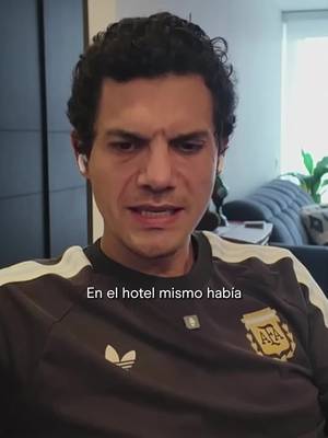 ¿Turkmenistán o Black Mirror? 👀 @planetajuan nos habla de su último viaje a un país cuya verdad casi nunca aparece en las noticias. Una capital donde todo parece diseñado para mostrar poder: edificios enormes, esculturas doradas, calles vacías y una imagen de riqueza que no siempre coincide con la vida real de la gente. Si quieres entender mejor qué hay detrás de uno de los países más herméticos del mundo, no te pierdas este episodio de El Podcast de Holafly. 🎧 Disponible ahora en YouTube, Spotify y Apple Podcasts. #Holafly #HolaflyPodcast #Turkmenistan #AsiaCentral #TravelStories