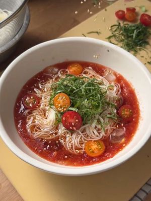A reminder that cold tomato somen exists! One of our favorite summer recipes from last year, on our website www.cabagges.world 🍅