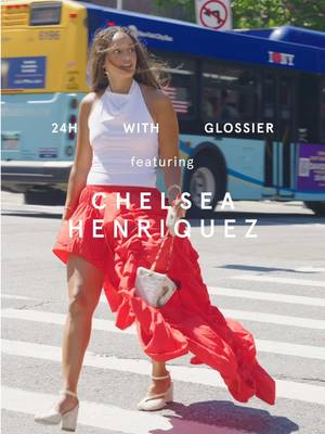 New Yorkers know how to stay cool and look cool in this summer heat. and to prove it I took my new @Glossier’s NY lip balm around my favorite city in the world💋 #glossierpartner