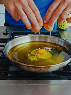 Huevos Rotos con Gambas - Another Day In Paradise  I always add plenty of alioli to my huevos rotos, and Graza's actually taste like olive oil and fresh garlic.   @getgraza #GrazaPartner