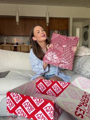 #ad Pack a PR box for my brand with me! @VistaPrint helps make the unboxing experience so much more elevated and professional, at an actually affordable price for small business owners. #VistaPrintPartner