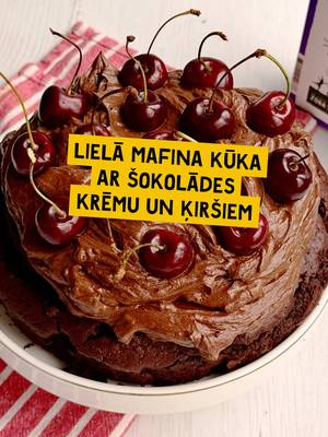 🎉Galdā liekam kūku – svinam Dobeles dzirnavnieka 50 gadu jubileju!🎂 Gardu kūku var pagatavot arī no mafinu maisījuma! Šokolādes krēms un ķirši no dārza piešķir šai vienkāršajai kūkai bagātīgu un izmalcinātu garšu. 🍒🍫