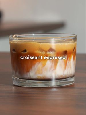 Croissant Iced Latte 🥐☕️ Recipe: - pull apart a croissant and pour 150-200 ml/ 6oz of your milk of choice over it - let it infuse (~10min) - add a shot of espresso to a glass with: * 0.75 oz/ 20ml of caramel or croissant syrup * pinch of salt - froth it all together until foamy - add ice to your serving glass - pour over the croissant milk - add your foamy espresso on top That’s it. Dip in another croissant & enjoy! 😁 #icedlatte #icedcoffee #homebarista 
