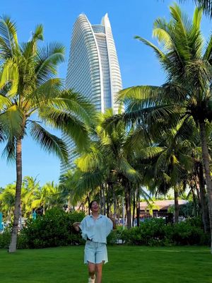 Worth it for $250usd a night? 🏝️🇨🇳 📍Atlantis Sanya, Hainan, China **the dim sum restaurant is currently not in operation but there are plenty of other dining options at the resort, including Chinese lunch at Song Helou which offers a menu using locally sourced fresh ingredients and traditional cooking techniques mixed with a touch of modern style.  **Atlantis Sanya once housed the world’s largest mermaid show in April 2021 and still holds the Guinness World Record This is one of the only three Atlantis resorts in the world to experience everything that this amazing place has to offer. This is the first one in Asia Pacific, located in China’s only tropical island destination: Sanya, Hainan.  Add this resort to your neverending China travel bucket list 📝 #sanya #hainan #china #chinatravel #asia 