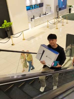 One escalator, two kinds of luv. 💜 Get a Tonik Shop Installment Loan and get a chance to win a PS5 or Nintendo Switch 2 with our Rain or Shine, Game On! Promo. Join na, Luv, your winning moment might just be going your way. ✨ Learn more here: https://tonikbank.com/rain-or-shine-game Deposits are insured by PDIC up to ₱1 Million per depositor. Tonik Digital Bank, Inc. is regulated by the Bangko Sentral ng Pilipinas https://www.bsp.gov.ph/SitePages/Default.aspx.