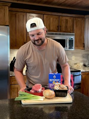 #KraftPartner Dining in with the new Restaurant Edition Monterey Jack Caramelized Onion. A night out becomes the perfect night in with its really great pasta! Yum @kraftmacandcheese 