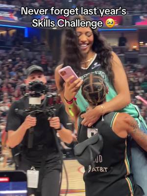 Sweetest moment ever 😭 @WAGTalk  #WNBA #natashacloud #isabelleharrison #couplegoals #wlw 