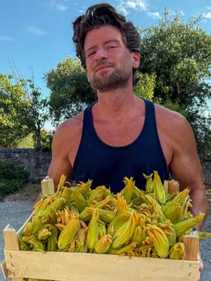 Do you eat the flowers? 🌼 When I was a kid, my grandparents would pick zucchini flowers straight from the garden every summer. I remember thinking, flowers, we’re eating flowers?  Now they’re one of my favorite things to make. I bought a whole case at a market here in Italy for 25 bucks and this is one of my favorite ways to make them. I still have a ton left… what should I make with the rest? Fried Zucchini Flowers  Ingredients 24 zucchini flowers 8 oz (225 g) fresh mozzarella, cut into small pieces ¾ cup (100 g) 00 flour ¾ cup (100 g) rice flour 1 cup (250 g) cold sparkling water 1 ice cube Sea salt  Sunflower or peanut oil Instructions 1. Gently open each zucchini flower and remove the center and the outer petals.  2. Stuff each flower with a small piece of mozzarella, then twist the petals closed. 3. Whisk together the 00 flour, rice flour, sparkling water, a pinch of salt, and an ice cube.  4. Dip each flower into the batter, twisting it as you coat it, then place it directly into the hot oil. 5. Fry until golden and crispy, turning as needed. 6. Serve hot! Optional: These are also delicious without mozzarella or stuffed with a small anchovy! #zucchini #easyrecipe #fyp 