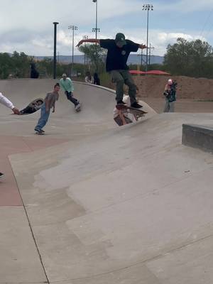 FRIENDS AND FAMILY 😎 #clips #Skateboarding #fyp #girlskater #skate 