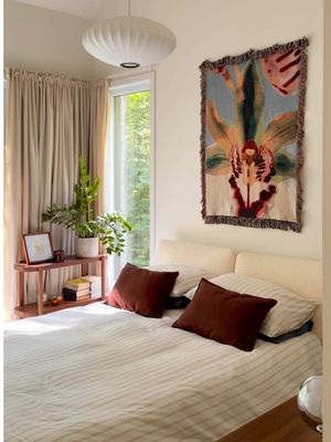 Hanging a throw on your wall…?👀 I’ve been hesitant for so long, scrolling for months trying to find the perfect piece to hang above my bed. Then I stumbled upon this beauty from Clr and realized sometimes the best wall art isn’t a frame or a print. It can be texture and fabric, giving warmth to a space, especially in a bedroom.🫶🏻 Do we like or is it missing something? #homedecor #interiordesign #decorinspo #pinterestaesthetic 