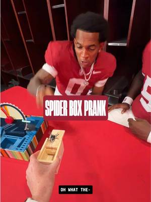 Even the doom scrollers aren’t safe 🫣 #stanfordfootball #spider #prank #mediaday #CollegeFootball 