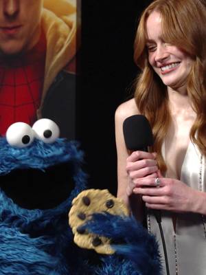 #SadieSink is answering Cookie Monster's hard hitting questions at the Spider-Man Premiere Red Carpet! 💙🍪 #SesameStreet #CookieMonster #SpiderManBrandNewDay