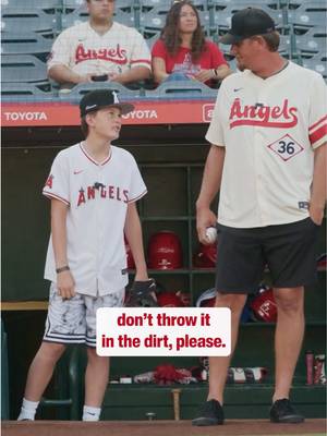 Welcome back, Weave! 🏠 Angels legend Jered Weaver threw out last night's ceremonial first pitch to his son, Aden! #MLB #angels #repthehalo 