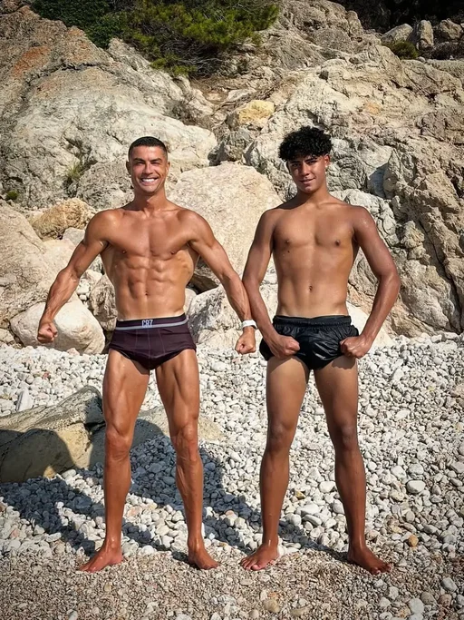 𝐓𝐇𝐄 𝐃𝐑𝐄𝐀𝐌’𝐒 𝐆𝐄𝐓𝐓𝐈𝐍𝐆 𝐂𝐋𝐎𝐒𝐄𝐑 😏💭 Cristiano Ronaldo hopes to play together with his son Cristiano Junior before retiring… and he’s developing 𝐕𝐄𝐑𝐘 𝐅𝐀𝐒𝐓 😅📈 Beating dad’s physique? “𝐍𝐨𝐭 𝐲𝐞𝐭”, Cristiano has added 😉🤖