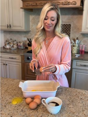 Unlocking a new skill 🔪🥚 what is this skill even called???? Tried it on a whim but - Technically I did it twice 🙃 #eggcracking #baking #sahm 