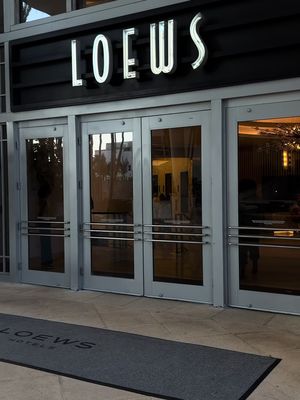 Everything you need for a perfect vacation right in the comfort of your hotel. Restaurants, coffee shop, resort style swimming pool, direct access to the beach, a spa.... Loews Miami has it all! #loewsmiami  #miamibeach #miami #miamihotel #hotelstay
