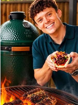 What better way to celebrate this lovely weather by cooking these banging lamb kofta flatbreads with @hexclad and @biggreenegg 🔥 #hexclad #biggreenegg #bbq #lambkofta 