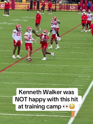 Chiefs training camp getting intense 🍿 (farzin21/x) #football #nfl #chiefs #kennethwalker #trainingcamp 