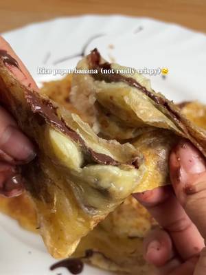 Rice paper banana with chocolate (but why is mine not crispy 🥹) Is good tho hahahahaha #bananawrap #ricepaper