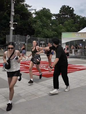 on essaie juste d’en apprendre plus sur vous 🤭 -  confusing the runners 👹 #osheaga #runners #festival #montreal 