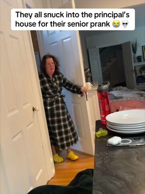 Best Senior prank ever 🤣😂 (Via - sasdelaware ) #fyp #funny #highschool #prank #viral 
