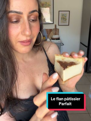 FLAN PARISIEN  Si vous adorez le flan pâtissier vous devez tester cette recette, croyez moi quand je vous dis que c’est la recette parfaite 👍🏼 La recette est pour un cercle de 18 cm × 5 cm Ingrédients: - 360 g de lait entier - 435 g de crème liquide entière (35 % MG) - 3 belles gousses de vanille  - 28 g de Maïzena - 28 g de farine de pois chiche - 110 g de sucre 1 Pâte feuilletée Préparation:  Foncer un cercle de 18 cm de diamètre et 5 cm de hauteur avec la pâte feuilletée. Carameliser avec de la cassonade. Piquer légèrement le fond puis réserver au réfrigérateur au moins 1h. Cuire à blanc environ 25 min 180 degrés avec des billes de cuisson puis 5/10 min sans.  La crème :  Verser le lait et la crème dans une casserole. Ajouter les graines et les gousses de vanille. Porter à frémissement puis éteindre le feu. Laisser infuser minimum 2h à couvert. Mélanger la Maïzena, la farine de pois chiche et le sucre. Retirer les gousses du mélange lait/crème, chauffer le mélange puis verser une partie sur les poudres en fouettant énergiquement. Verser dans la casserole avec le reste du mélange lait/crème et cuire à feu moyen / fort sans cesser de fouetter jusqu'à épaississement de la crème (cuire la crème environ 2/3 minutes) Filmer la crème au contact et laisser tiédir environ 30 min. Verser l'appareil dans le fond de tarte et mettre en cuisson environ 20 min à 180 degrés. (Il faudra surveiller la cuisson 😁) le dessus doit bien doré avec le centre très tremblotant.  Laisser refroidir complètement à température ambiante, réserver ensuite au réfrigérateur au moins 12 heures avant de démouler et de déguster. Enjoy ❤️ #flan#flanparisien#recettesimple#pastry#tiktokfood 