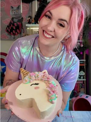 🦄 Hoy en transformando tartas de supermercado… la tarta unicornio 🤭 una de mis favoritas porque ha quedado preciosa. A partir de cualquier tarta o bizcocho redondo puedes usar este truco para cambiar de forma, sin necesidad de un molde especial ✨La he cubierto de buttercream, en este caso he usado “buttercream de merengue suizo” que me parece algo más estable para el calorazo que hace (y también me resulta más fácil de usar) ¿Qué os ha parecido?😍  #tiktokespaña #postres #cocinaentiktok 