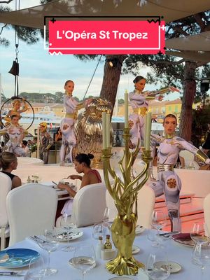 Overlooking the iconic Port de Saint-Tropez #frenchrivierasummer #placestovisitinsttropez #sttropezview #sttropezsummer #sttropezrestaurants 