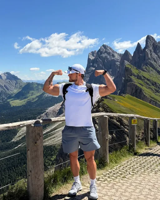 Hiking, my favorite weekend activity 🙂‍↕️