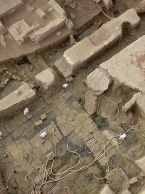 30 feet below the modern city, archaeologists uncovered the bedrock of Alexandria, dating back millennia. 🎥: The Lost Tomb of Alexander the Great