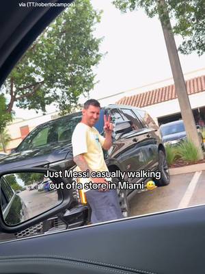 Imagine just bumping into Lionel Messi while shopping 😅 🎥: (TT/robertocampoo) #lionelmessi #messi #argentina #intermiami #miami 