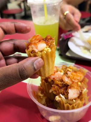 Chinatown Complex, Singapore. What an absolute vibe. Love a spot where you can graze, sample as much as you can handle, and stumble across something you’ve never had before Soo keen to get back!