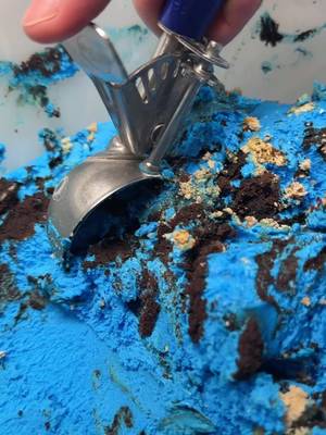 We caught feelings for Blue Monster at the ice cream counter today 💙🍪 #handelsicecream #handels #icecream #bluemonster #scooping