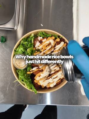 Watch until the end to see how every layer gets its spot.  It’s not just about dumping ingredients into a bowl; it’s about the right portion, the fresh prep, and the care in every placement. That’s the real reason it tastes better than mass-produced food. Comment below: What’s your absolute favorite topping in this bowl? 💬 #bowlsofrice #bowlmaking #topping 