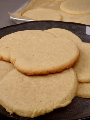 Tea cakes may have European roots, but Black American cooks transformed them into a beloved Southern tradition. Passed down through generations and made for holidays, family gatherings, and welcoming guests, these little cakes carry a whole lot of history. A little history baked into every bite. Have you ever heard of this dish, and if not, would you give this a try? This recipe can be found on my website in my bio.  #risascuisine #teacakes #neworleans #creoleculture 