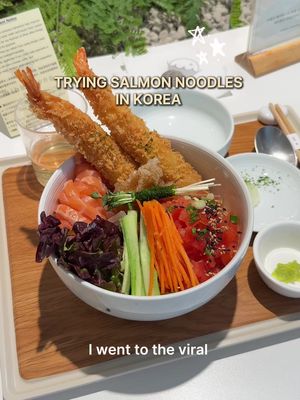 not me blowing on these noodles like they’re normal noodles 🤣 these viral salmon noodles were worth the flight to korea!  Mibbedong - Seongsu location  #salmon #salmonnoodles #mibbedong #koreatravel 