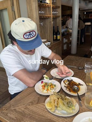 playing tour guide for the day and showing off ldn 🫯 can’t believe how much we fit into this day ma god  spots mentioned: 💥 mountain 💥 portobello road market 💥 the pelican 💥 mikkeller  💥 the golden heart  💥 smoking goat  #londonvlog #londonfood 