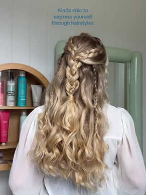 Hair is the best accessory 🧚🏼 #braidedhairstyles #halfuphalfdown #fallhair #kindachic #hairideas 