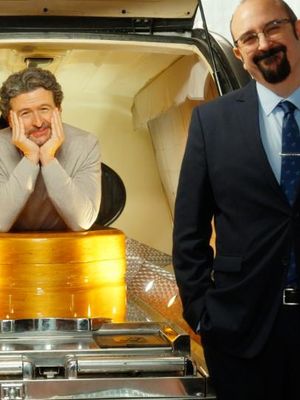 Hoy nos adentrarnos en el más allá (de la funeraria). La cuarta y última temporada de #MuertosSL, de los hermanos Caballero, llega MAÑANA. #QueVer #SeriesEnTikTok