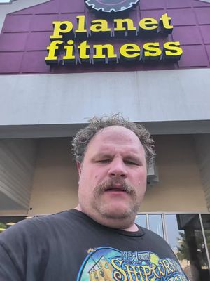 Man, these folks at Planet Fitness are trying to set me up. There's no way this is a coincidence. You put delicious garlic bread right by the entrance? On top of a trash can where I can easily reach it because of my height?  Not cool.  #sammiller #workout #planetfitness #fitness 